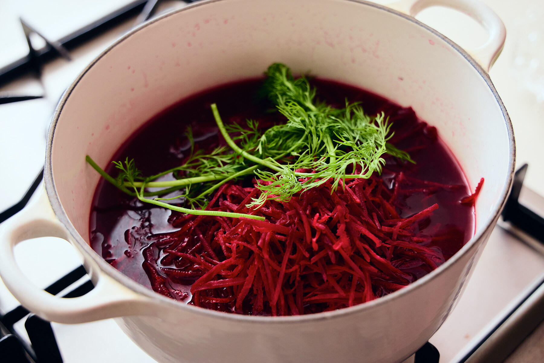 ビーツとディルを鍋に加える