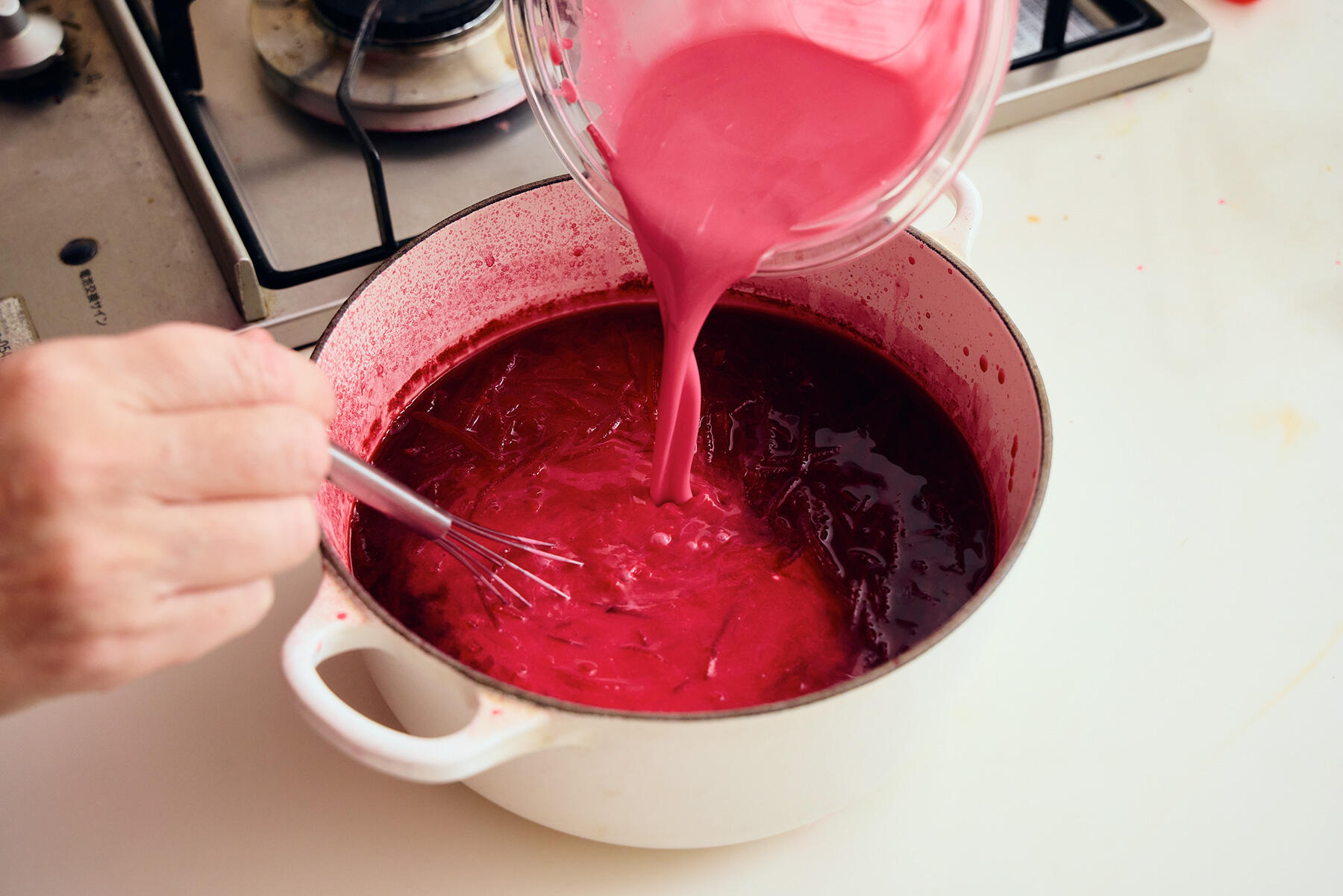 サワークリームを鍋に加え、味を調える。