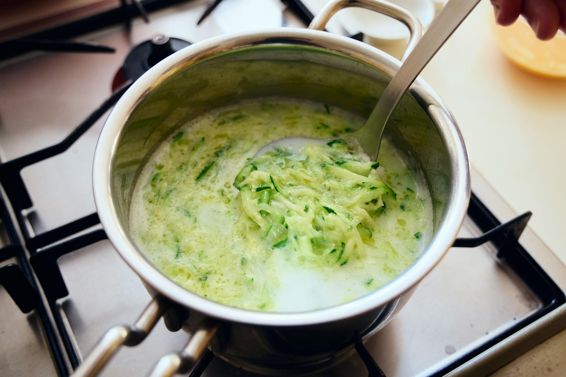 水と牛乳を加える