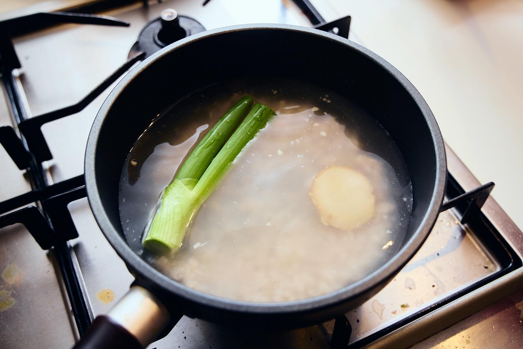 長ねぎと生姜を加える