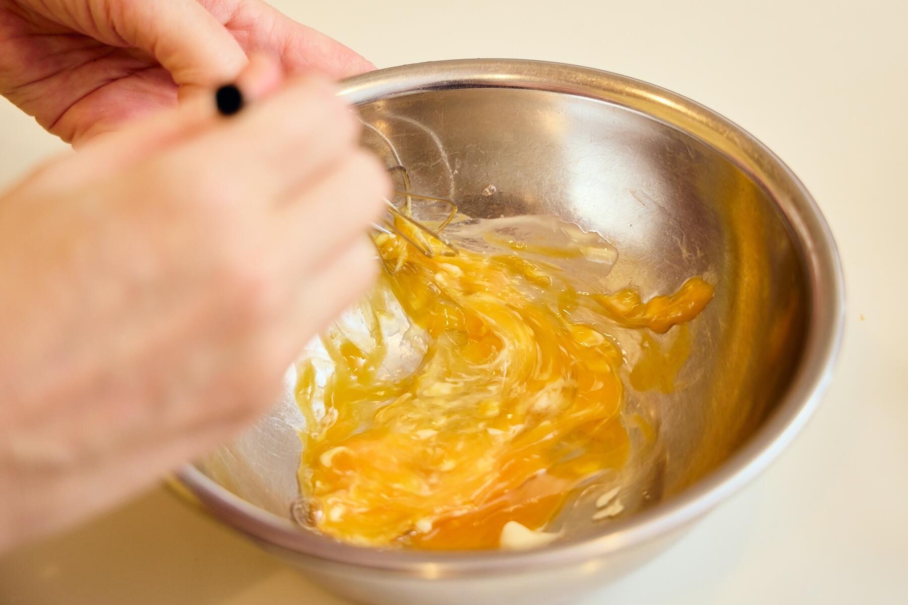 クレープ生地をつくる