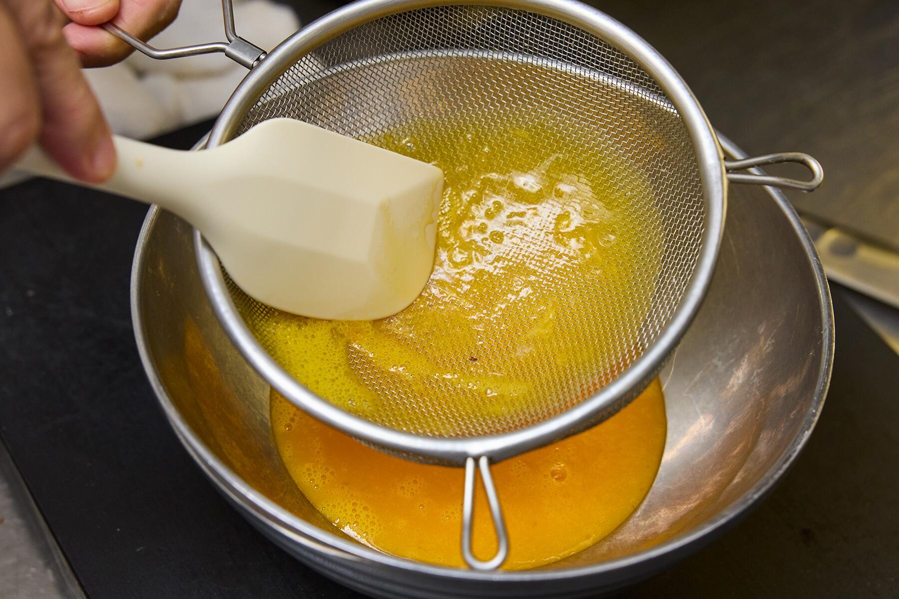 卵を混ぜて漉す