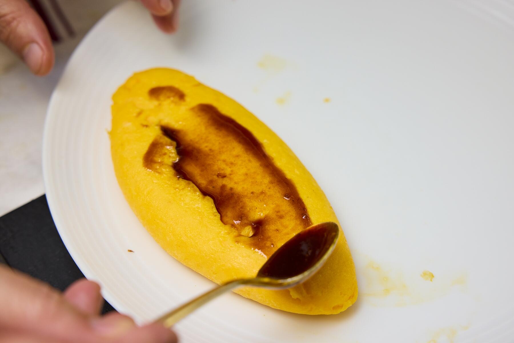 とんかつソースを塗る