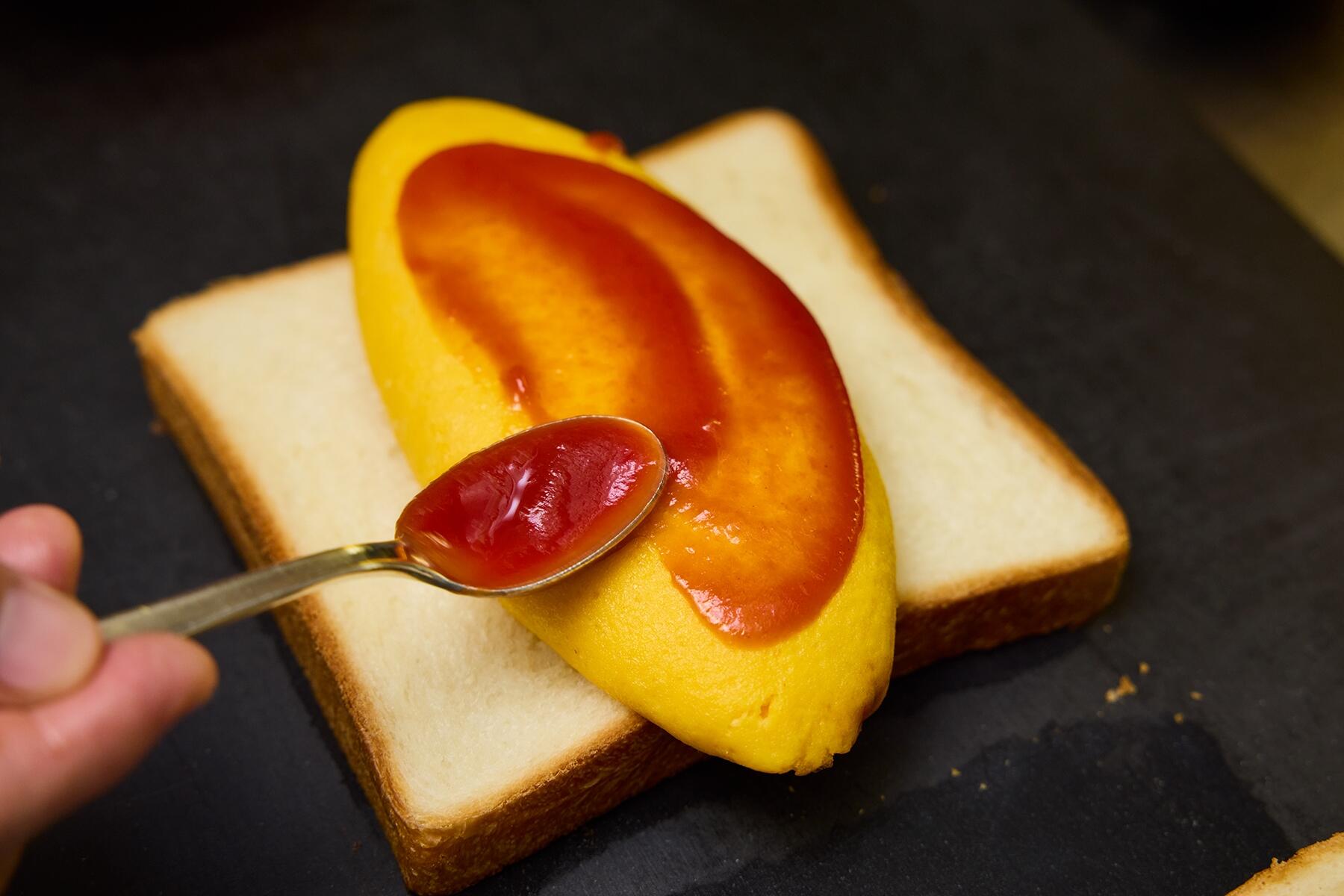 ケチャップを塗る