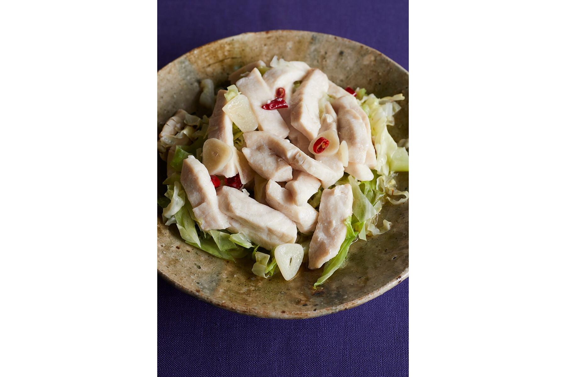 にんにくとナムプラーが食欲を掻き立てる“メカジキとキャベツの重ね蒸し”