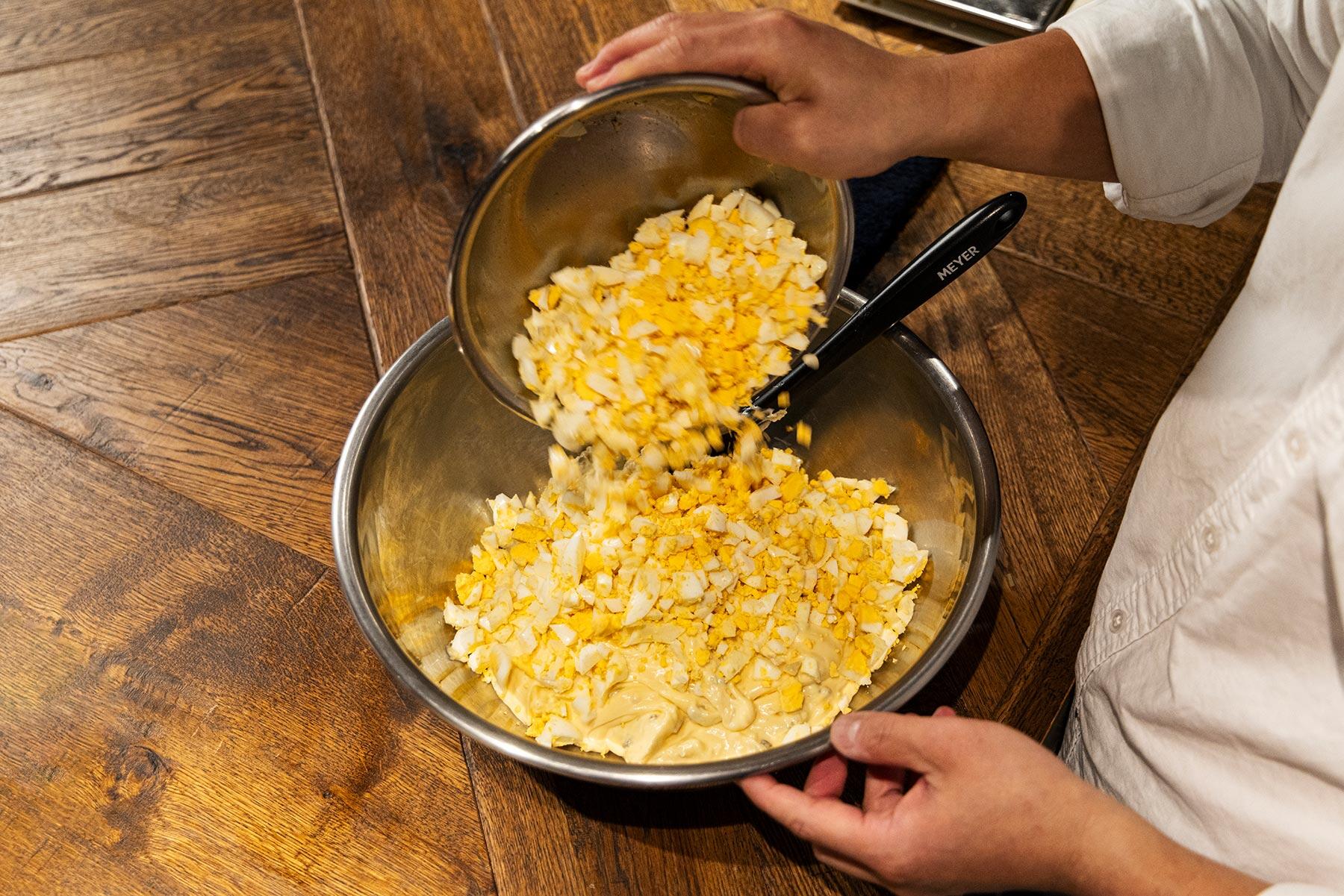 すべての材料をしっかり混ぜ合わせる