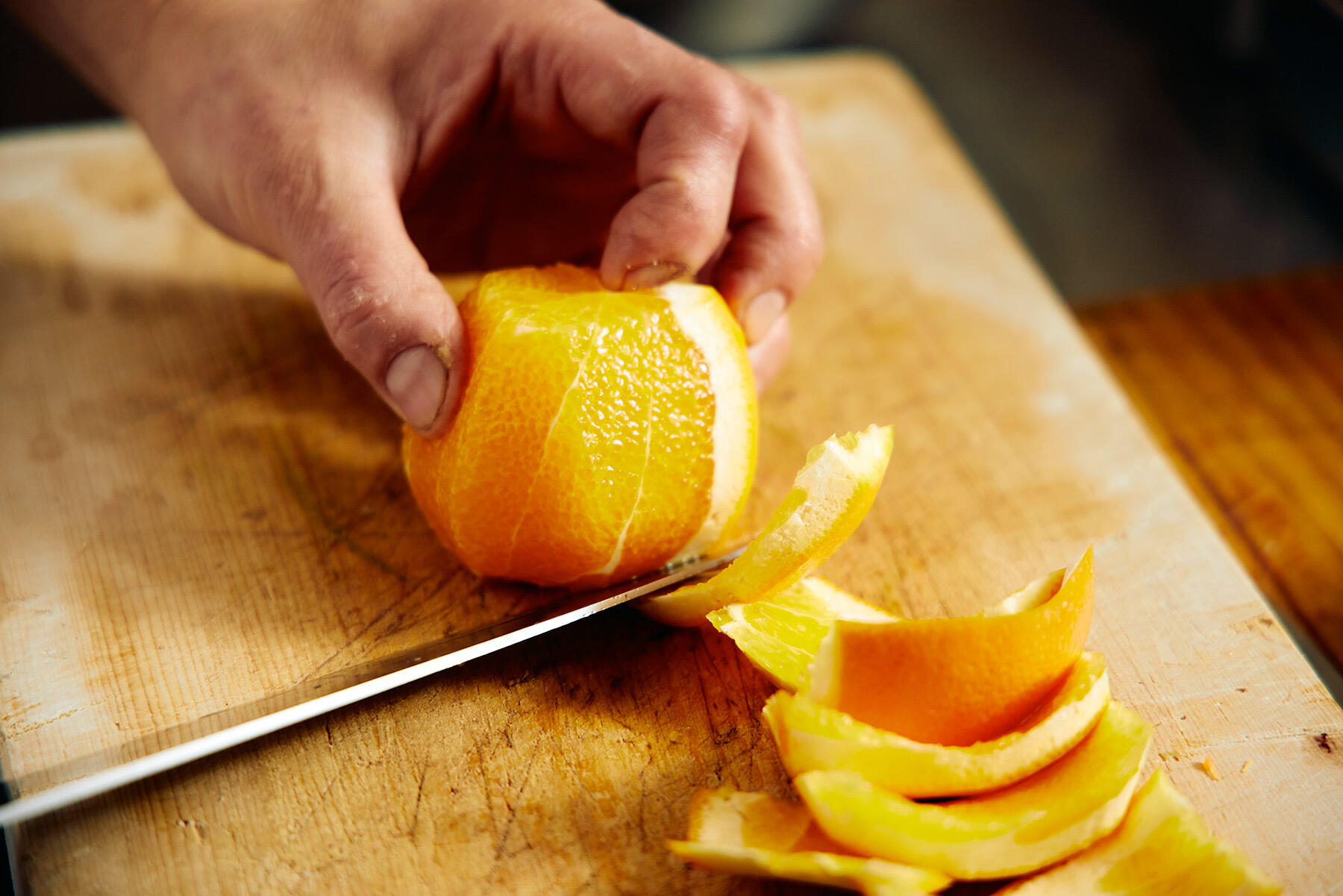 オレンジを切る