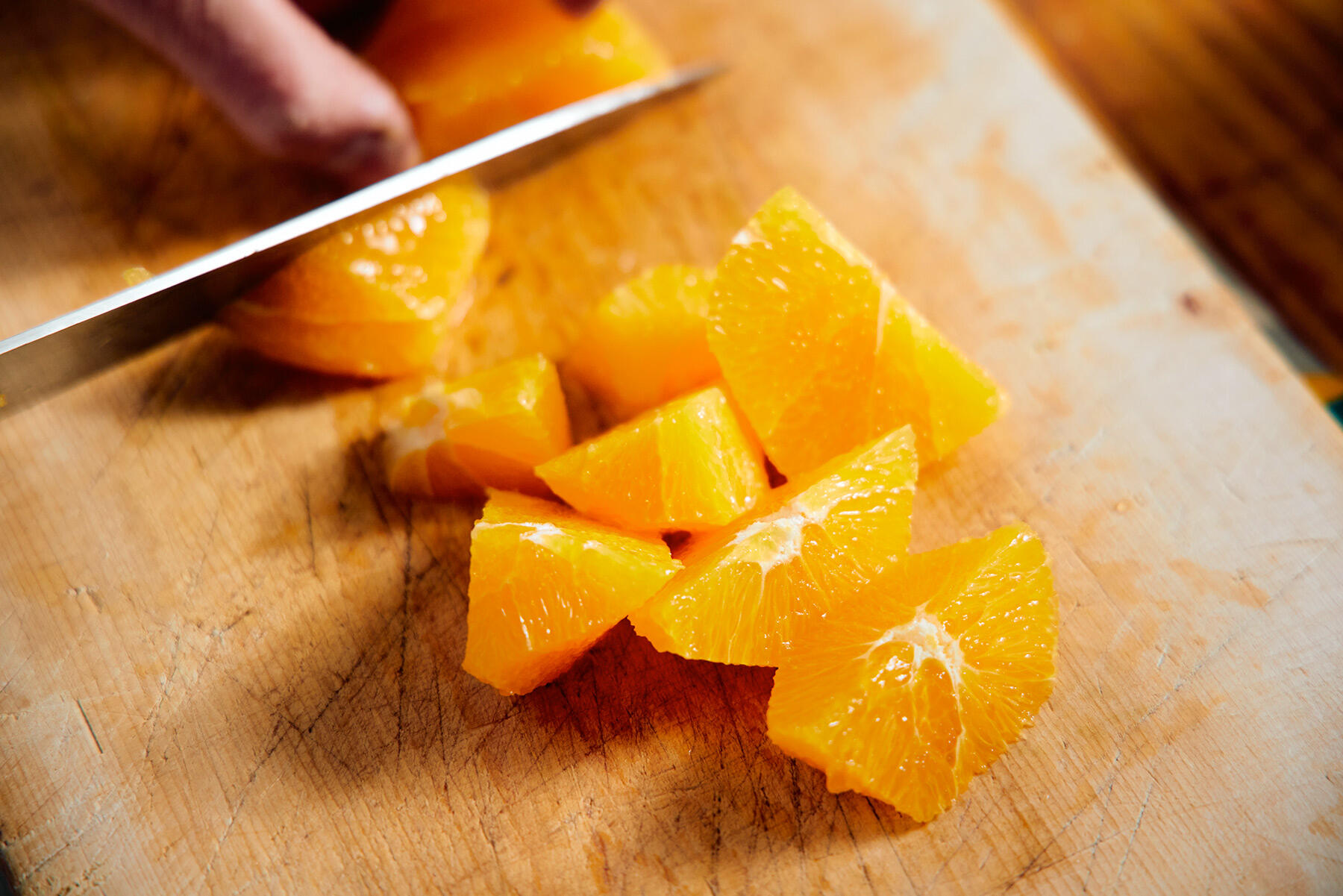 オレンジを切る