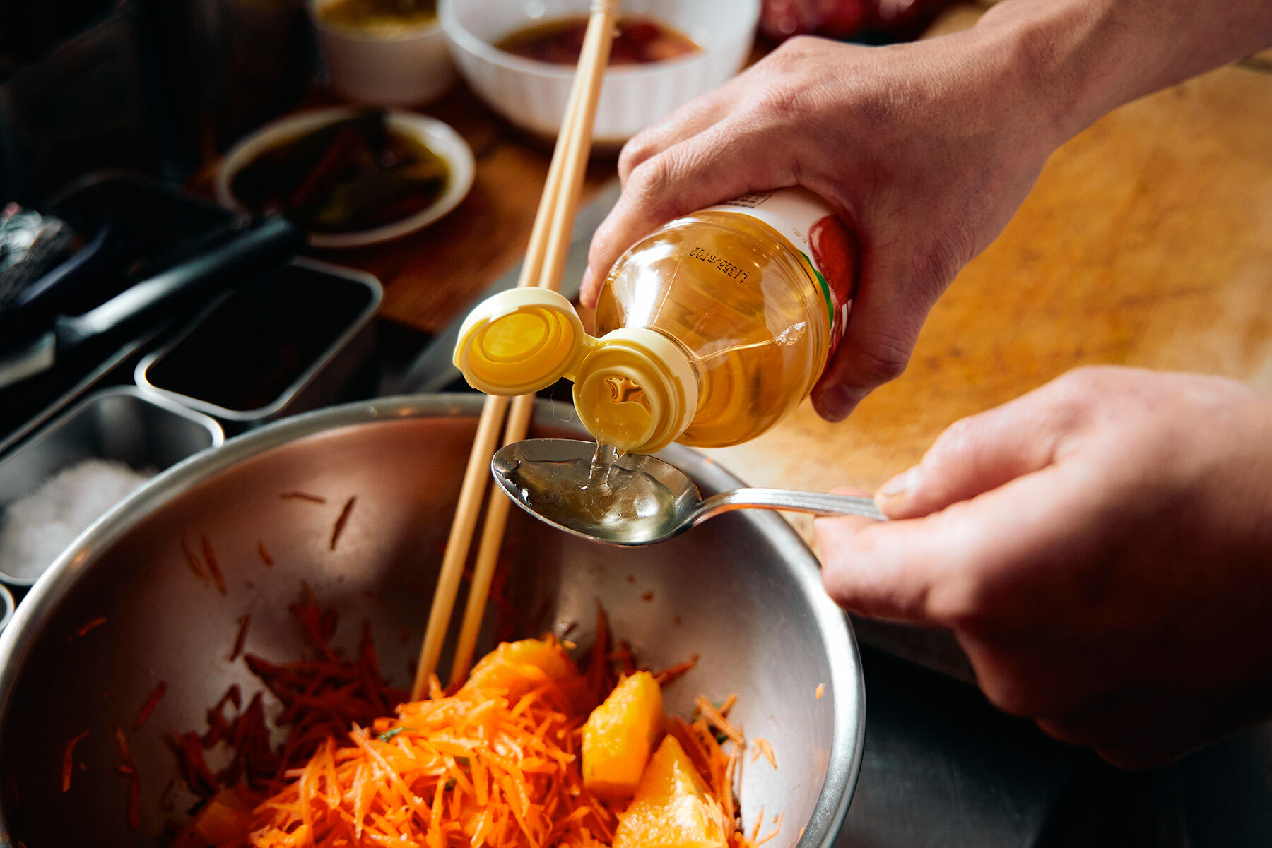 酢とオイルで味を調える