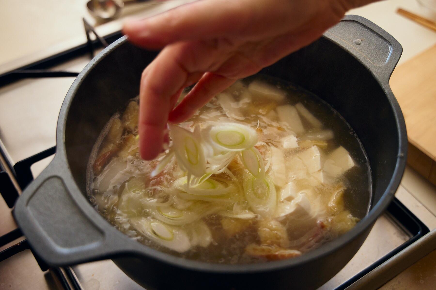 ねぎと豆腐を加える