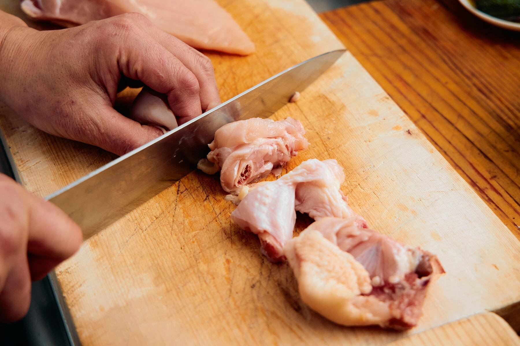 鶏肉を切る