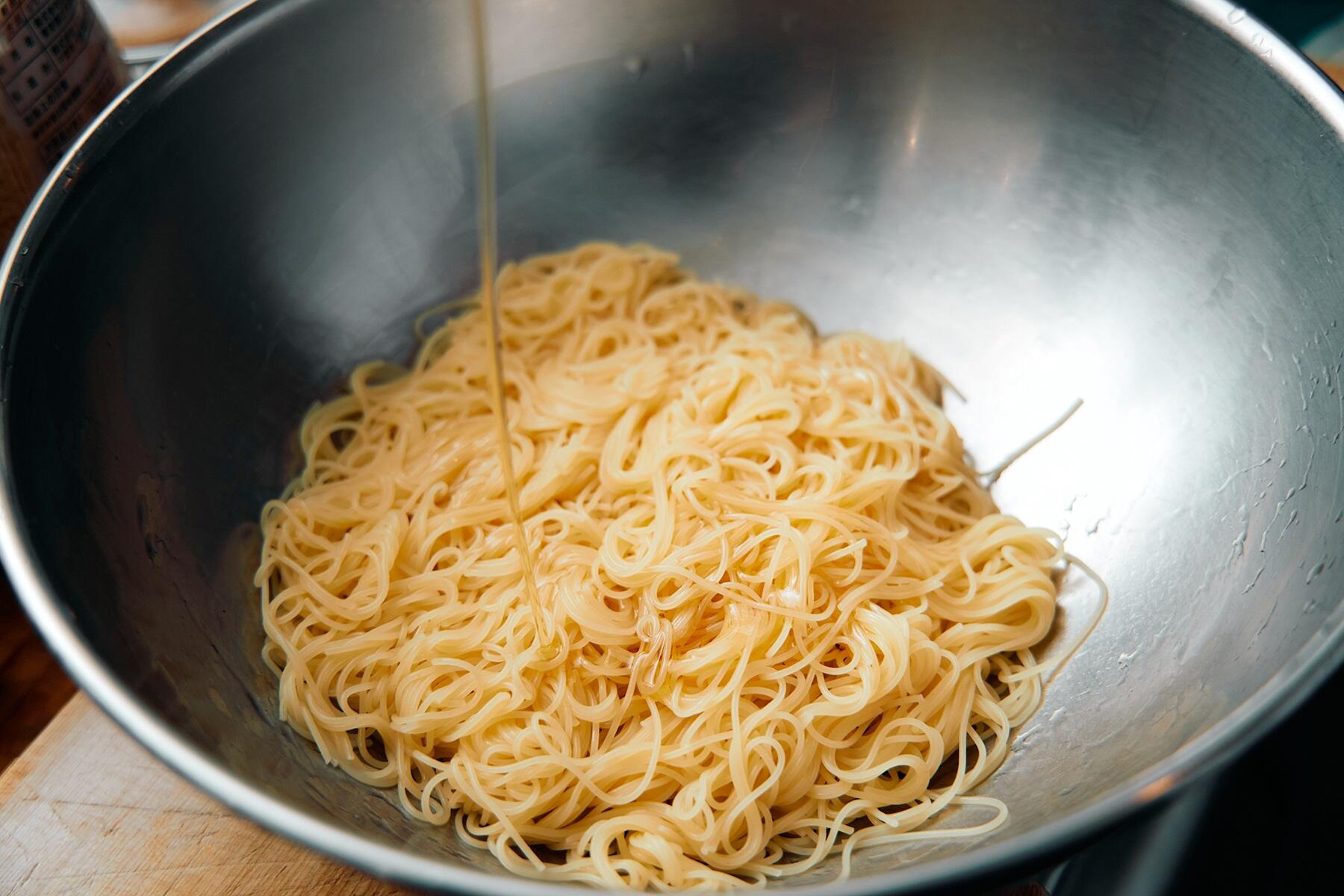 麺に油を和える