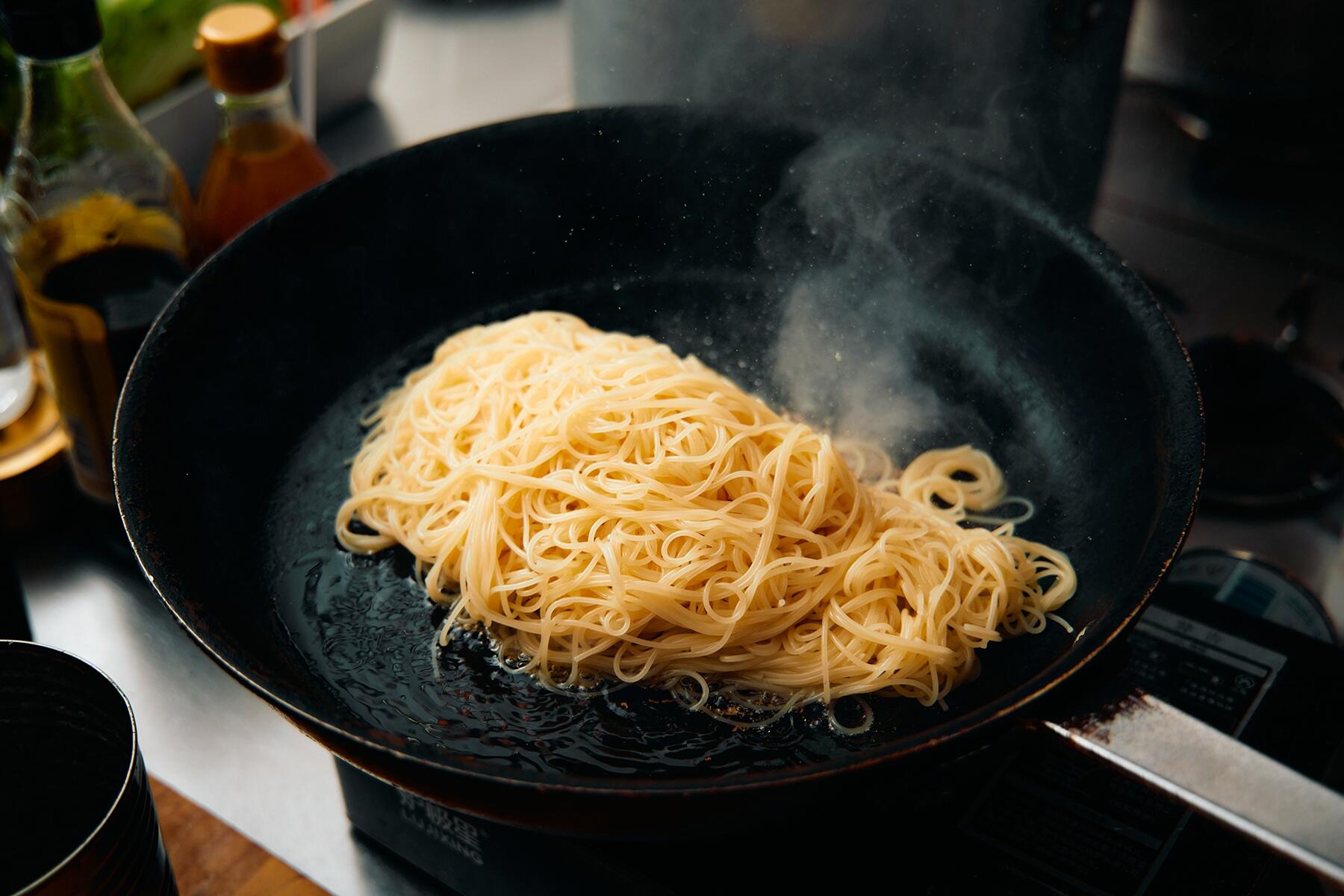 麺を炒める
