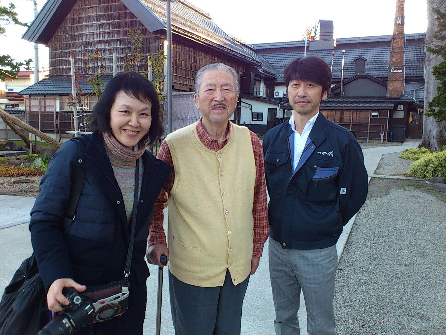 酒米の取材で訪れた春の高木酒造で、右から十五代目・高木さん、高木さんの父で十四代目・辰五郎さん、筆者