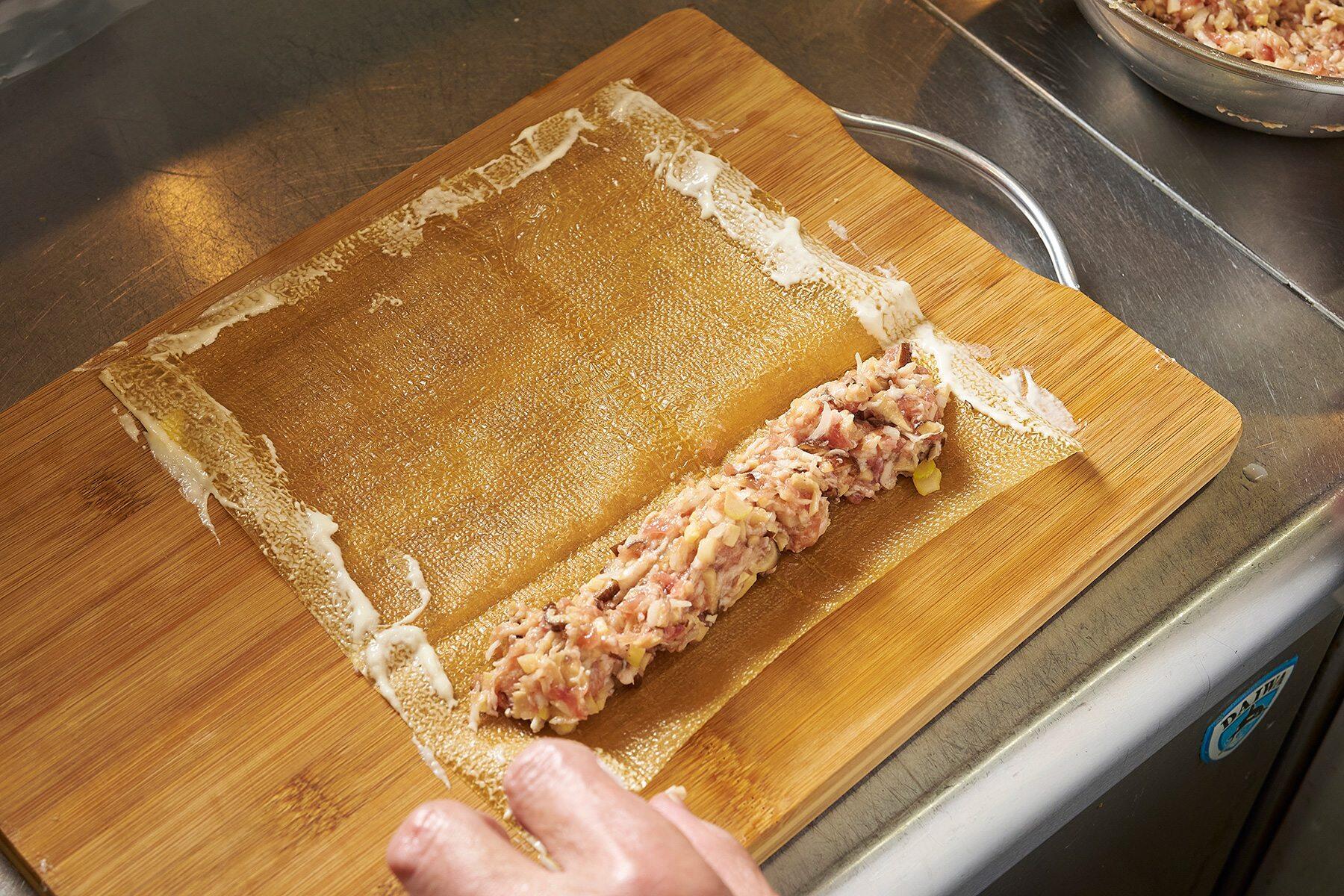 あんを湯葉で包む