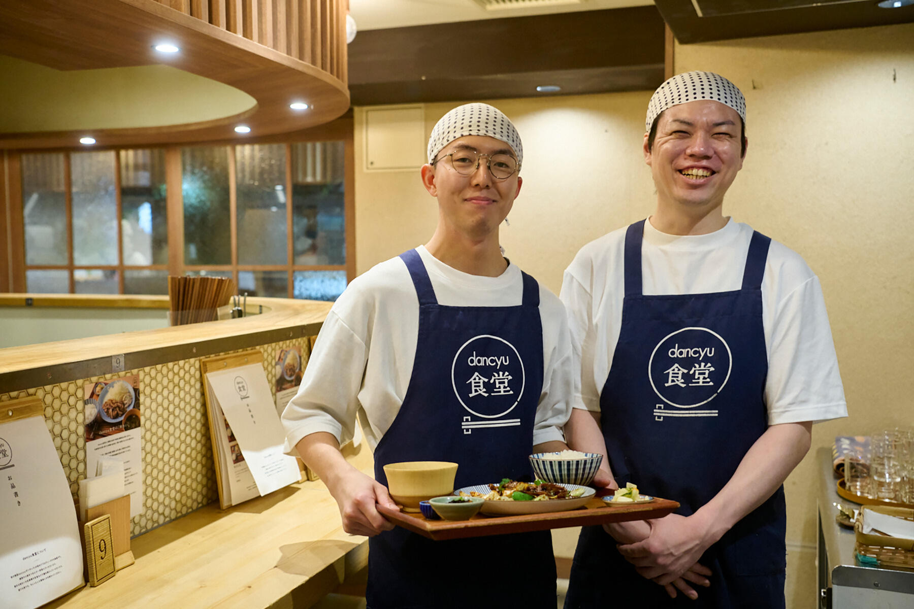 料理長の佐藤正光さん（右）と副料理長の佐藤慎太郎さん（左）