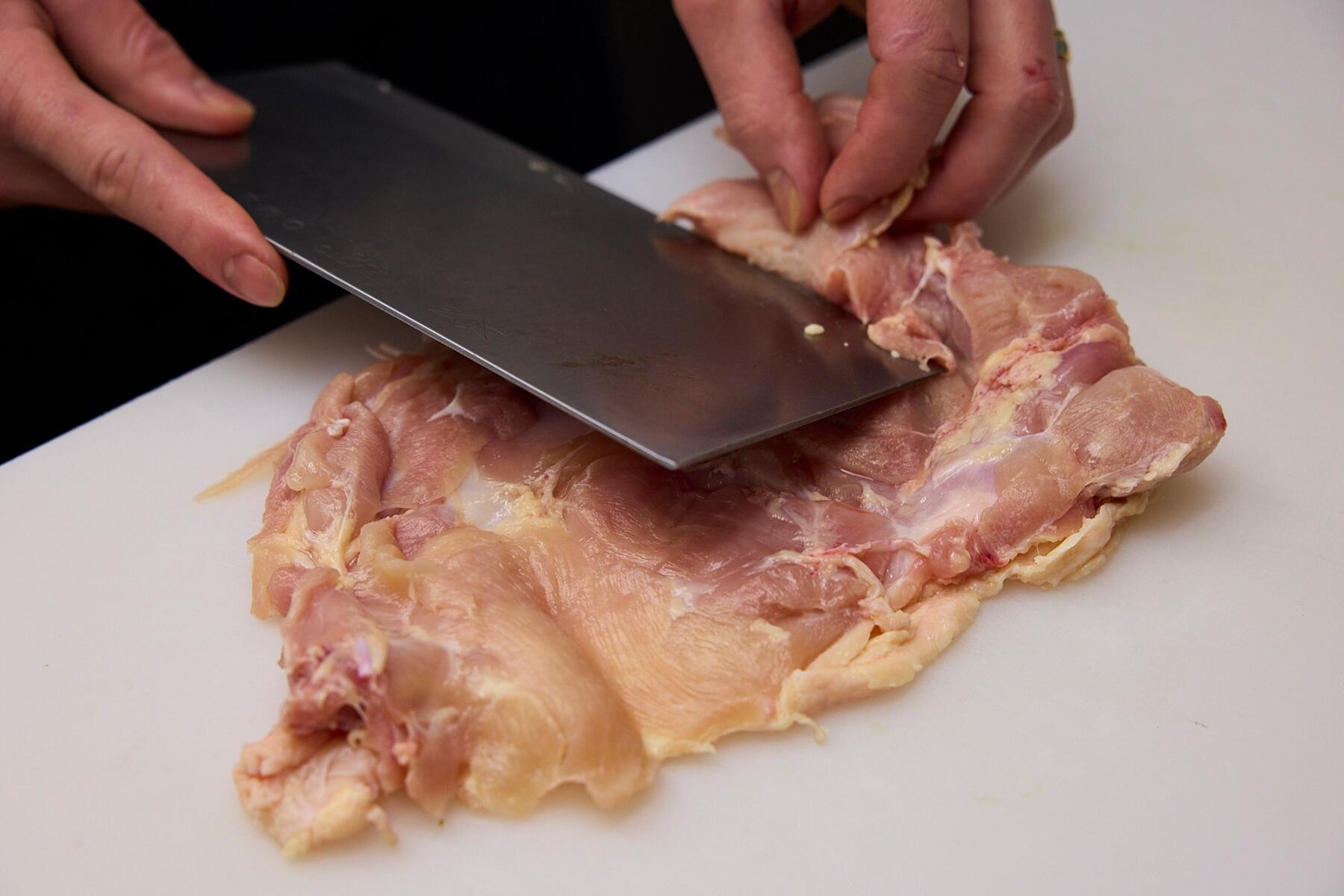 鶏もも肉を開く