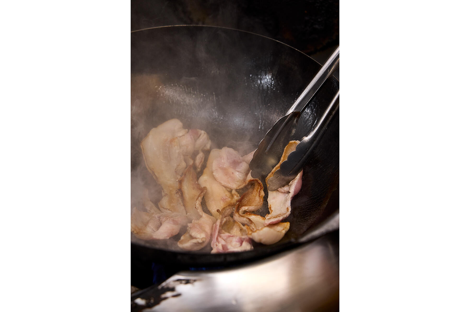 肉を焼く