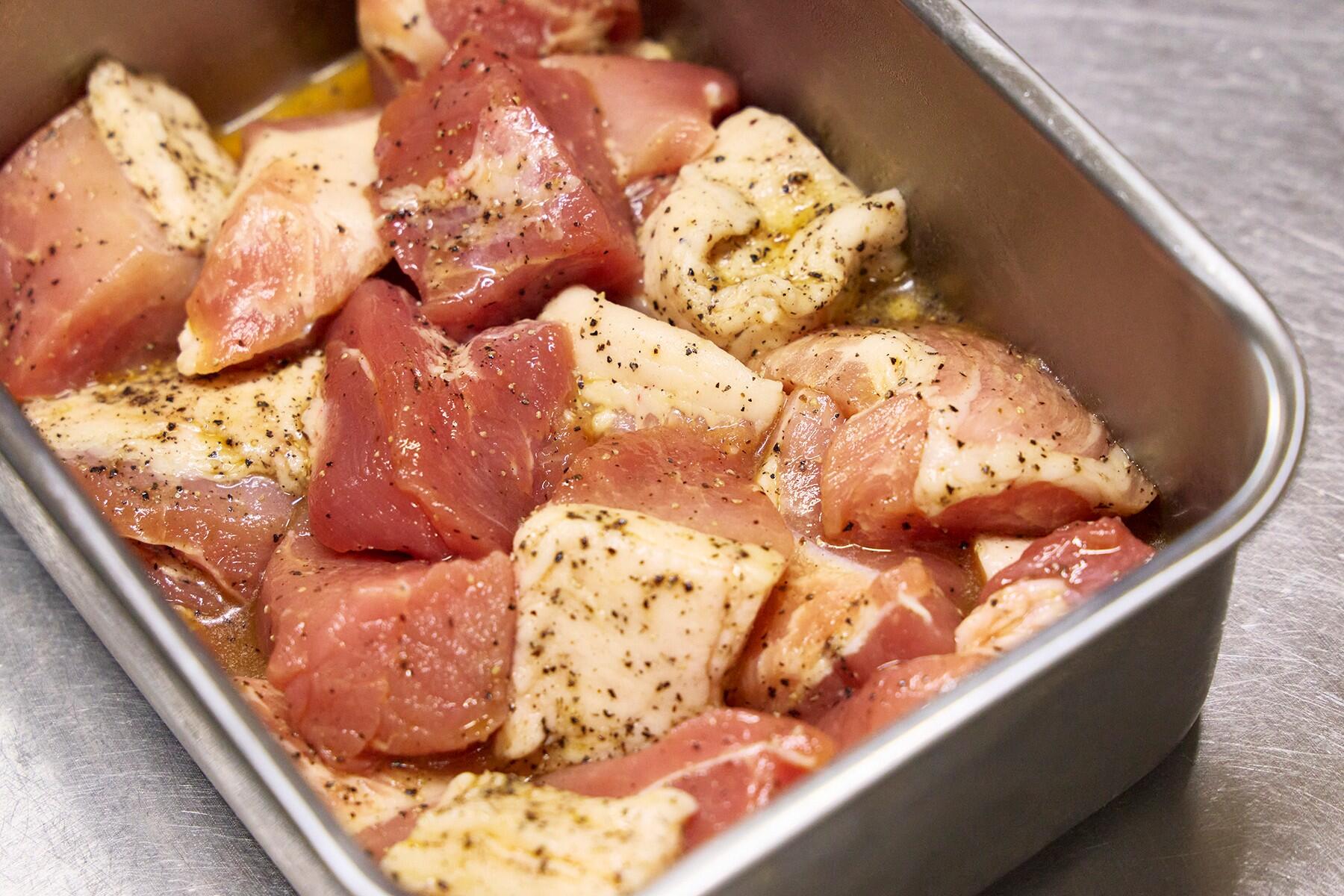 肉を切り、下味をつける