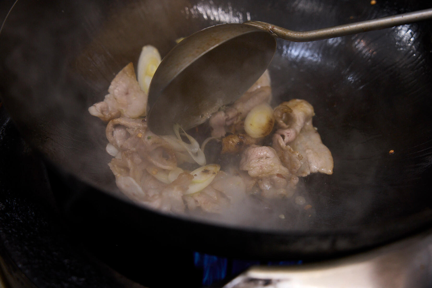 豚肉を炒める