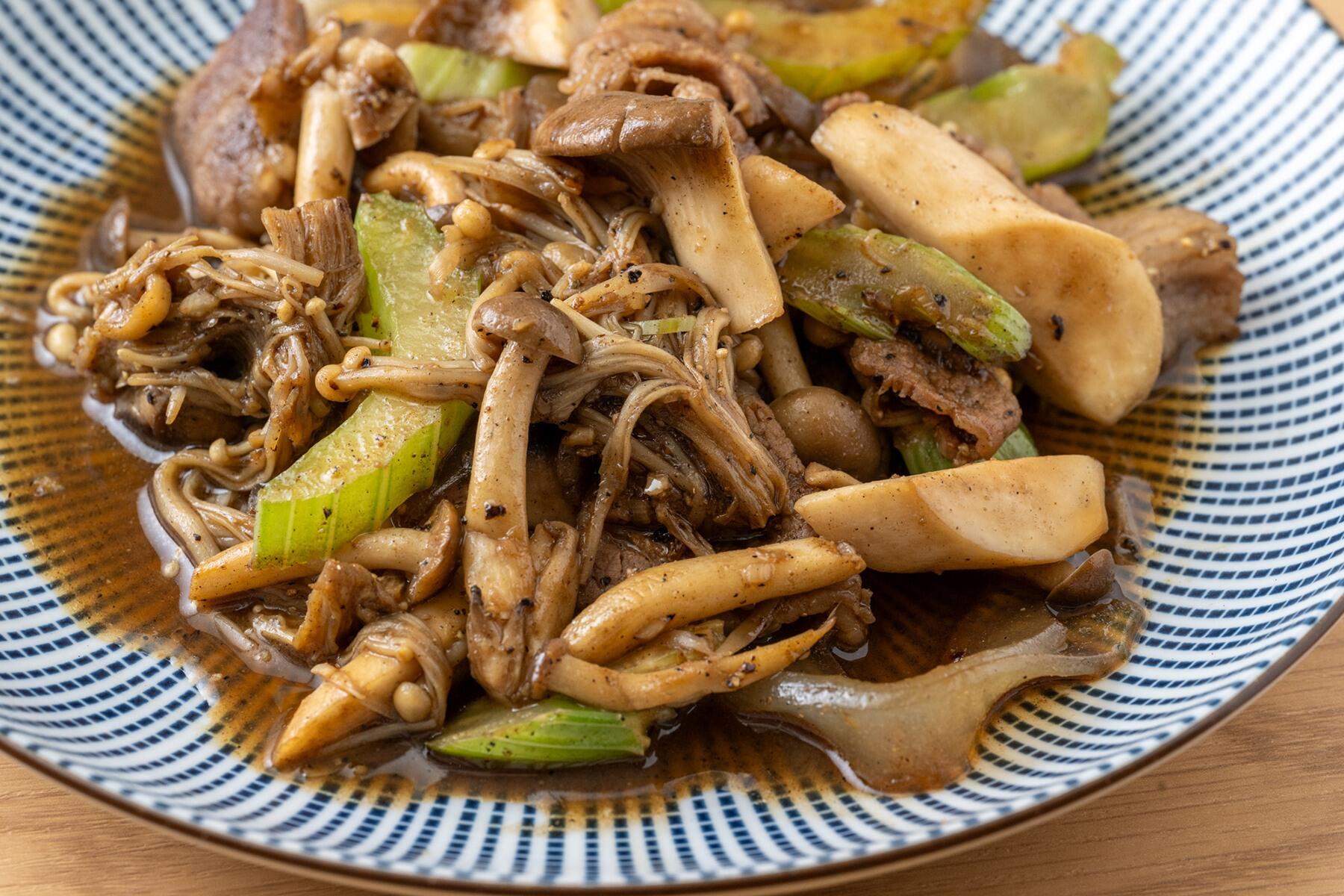 きのこと牛肉のスパイス中華炒め