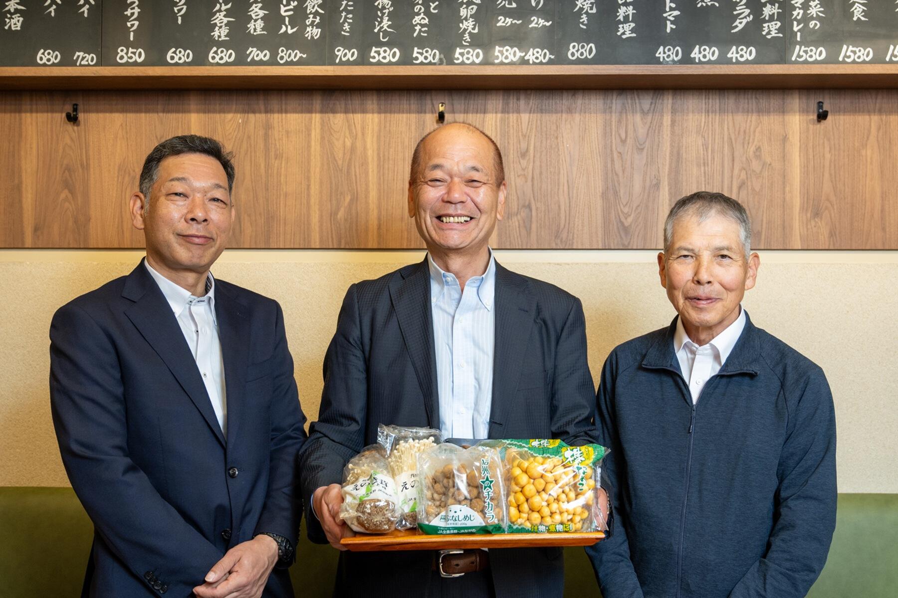 えのきたけ生産者の樋口和久さん、ぶなしめじ生産者の沼田浩徳さん、なめこ生産者の桃沢孝夫さん