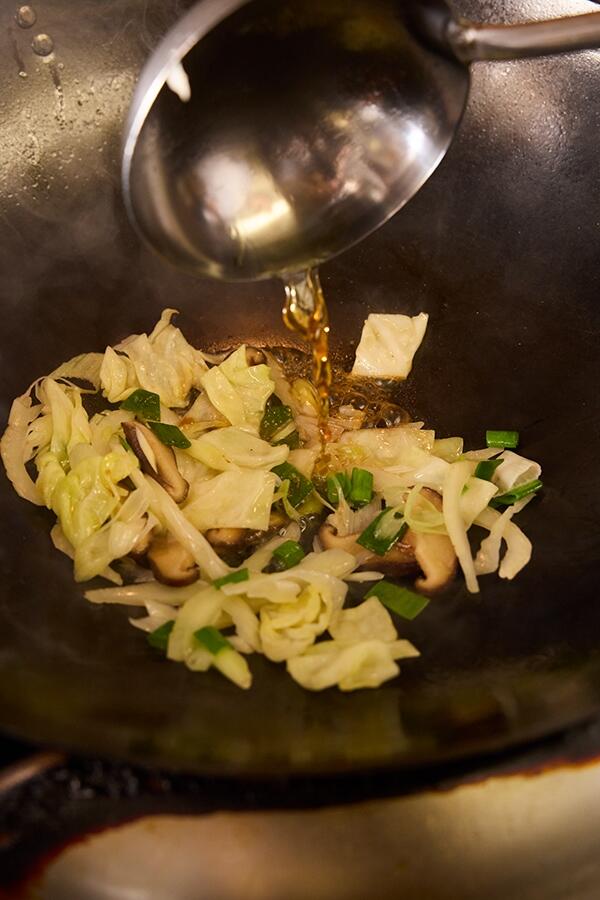 野菜を炒める