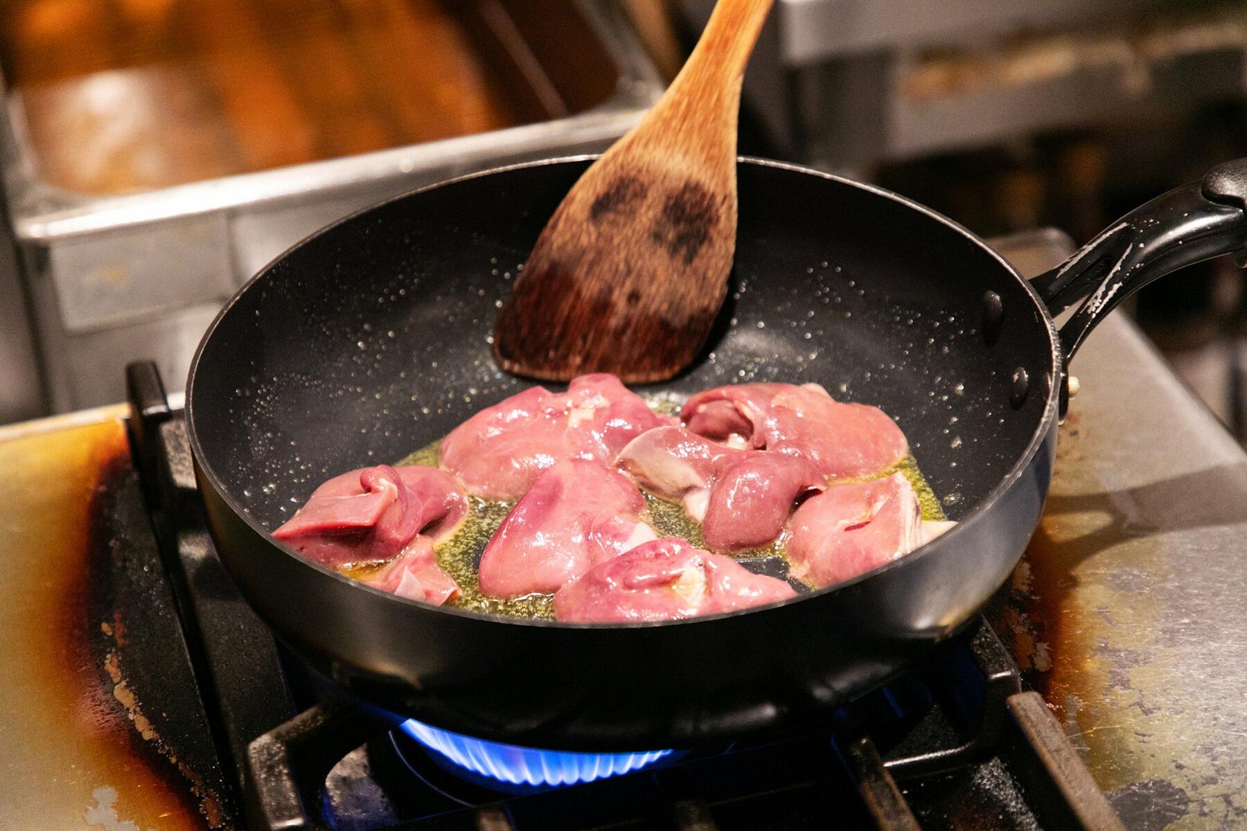 鶏レバーを炒める①