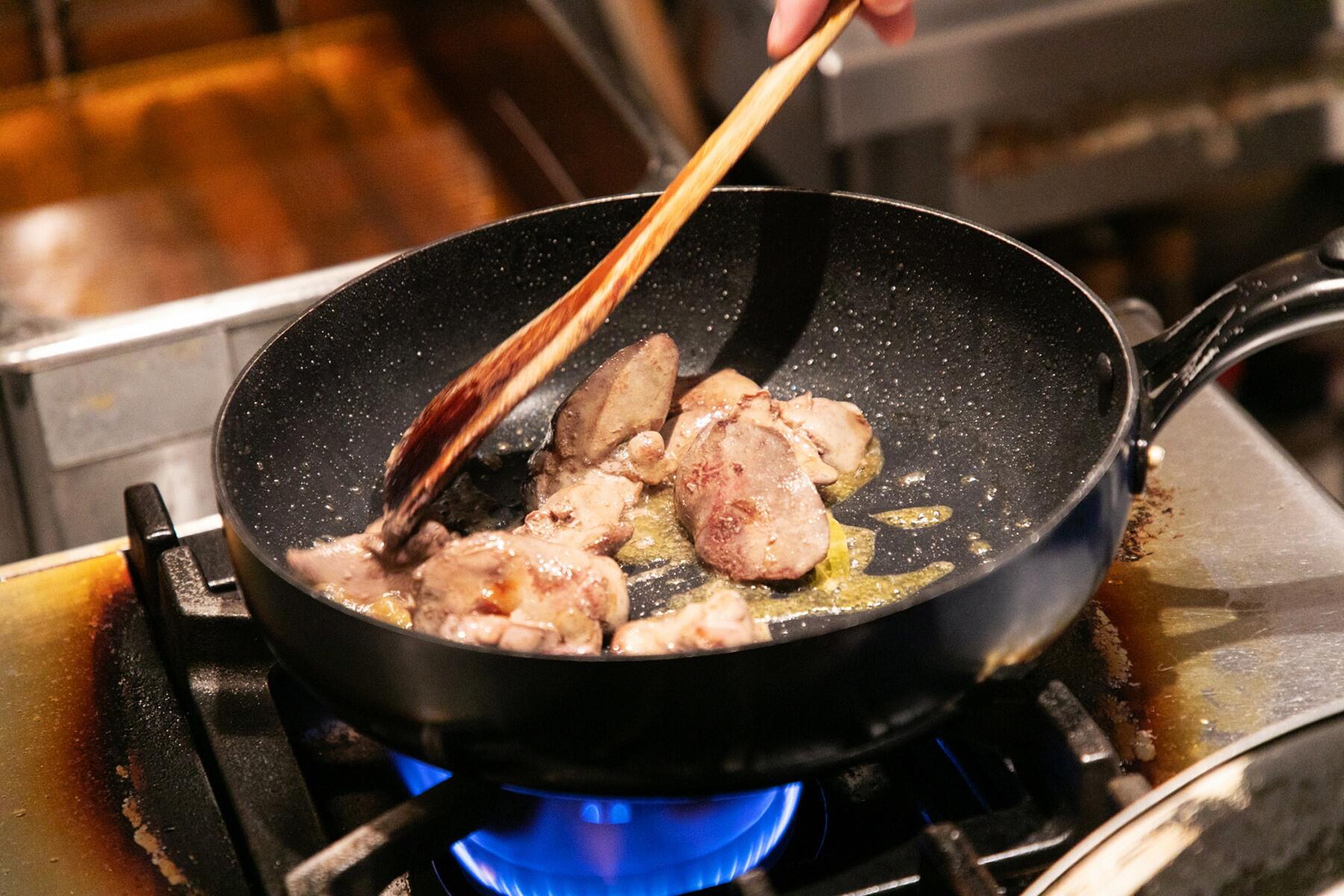 鶏レバーを炒める①