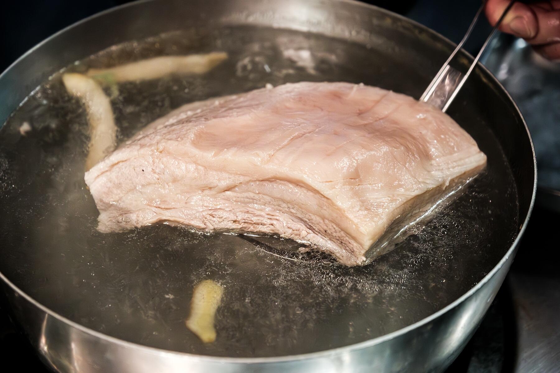 豚肉をゆでる
