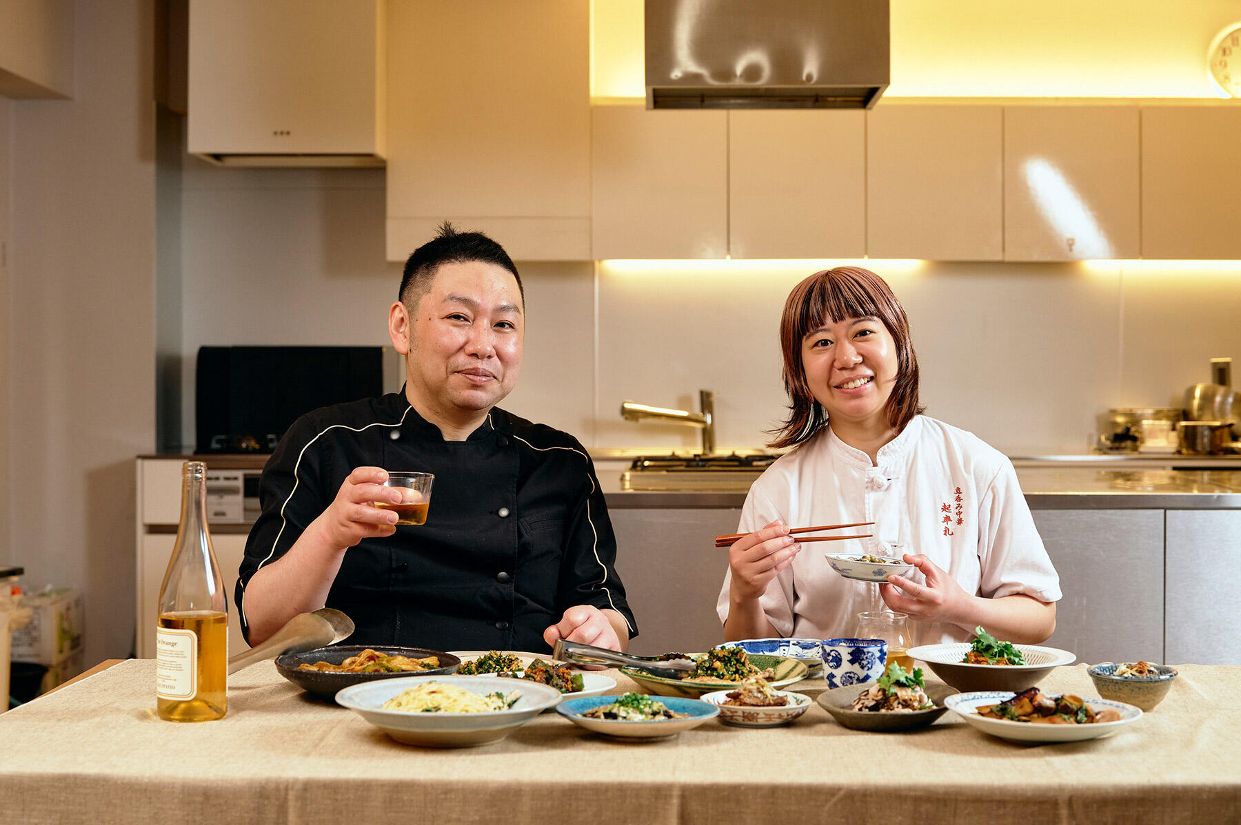 荒木町「南方中華料理 南三」オーナーシェフ・水岡孝和さん（左）と、自由が丘「立呑み中華 起率礼」料理長・井上史子さん