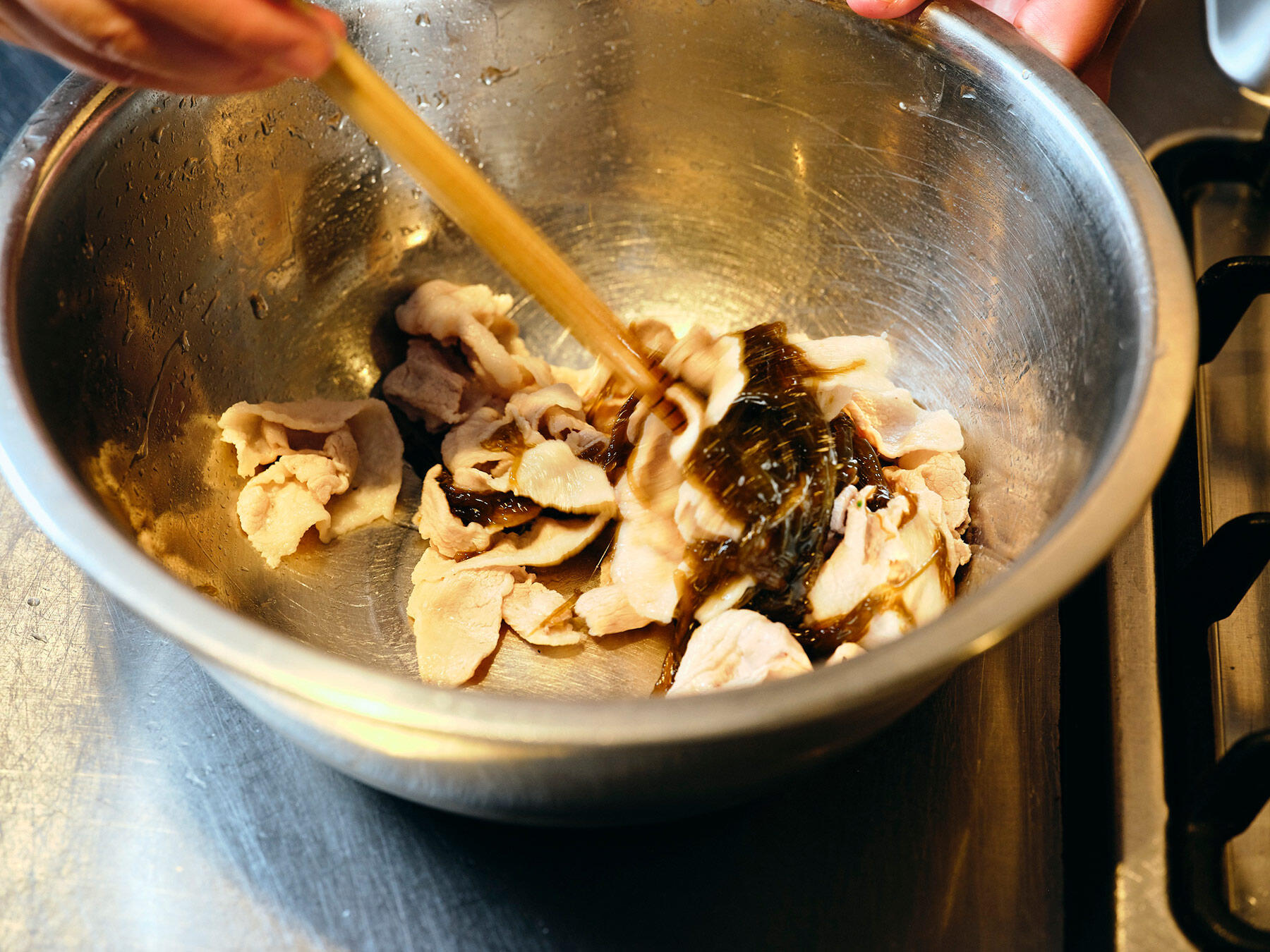 豚肉を焼いて、仕上げる
