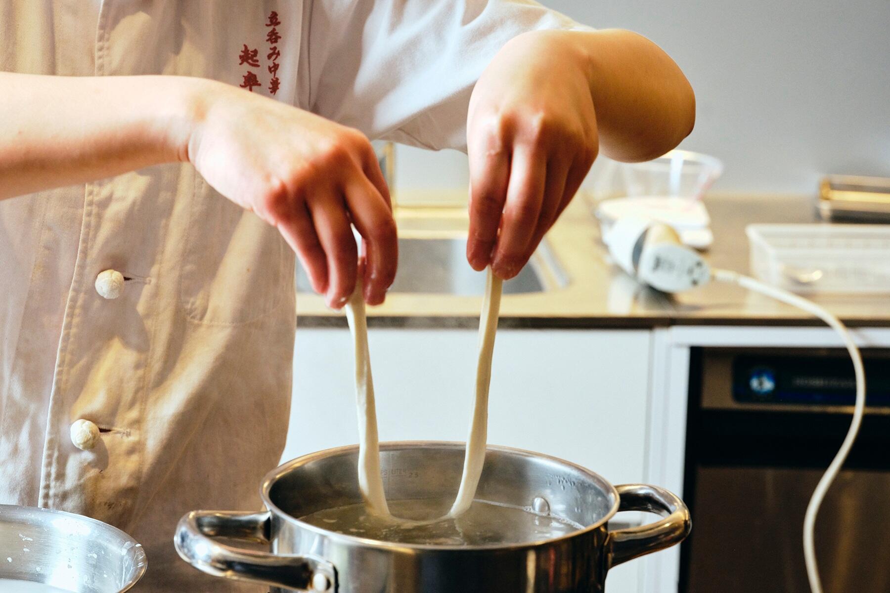 麺をゆでる