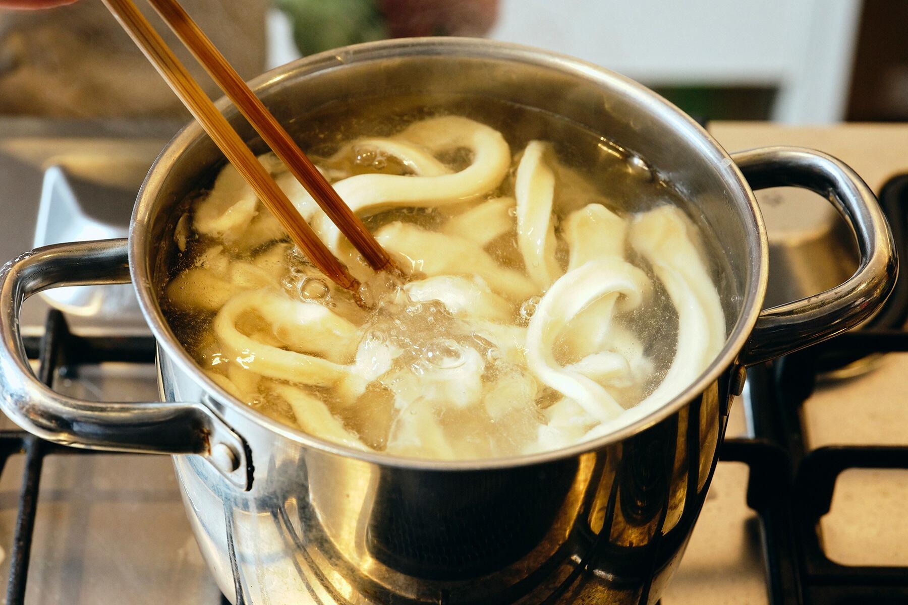 麺をゆでる
