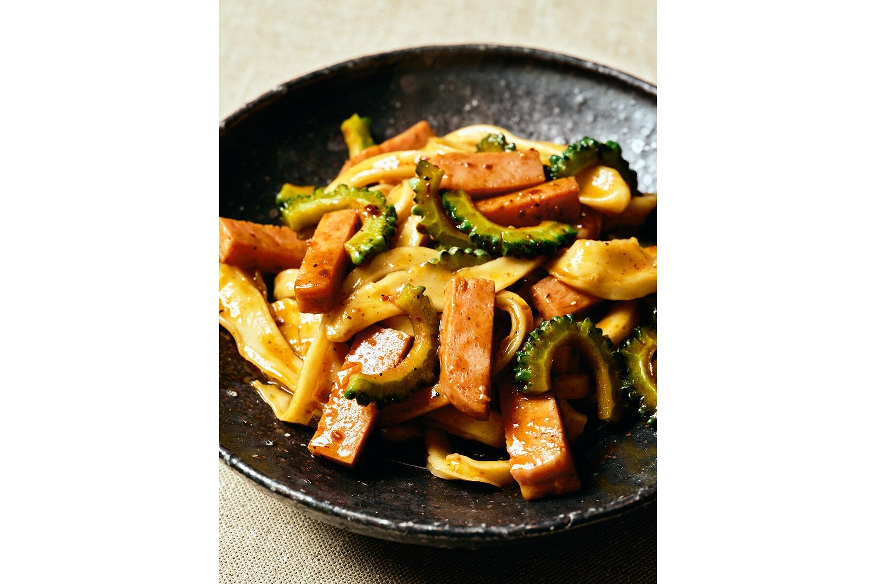 麺と具材を炒める