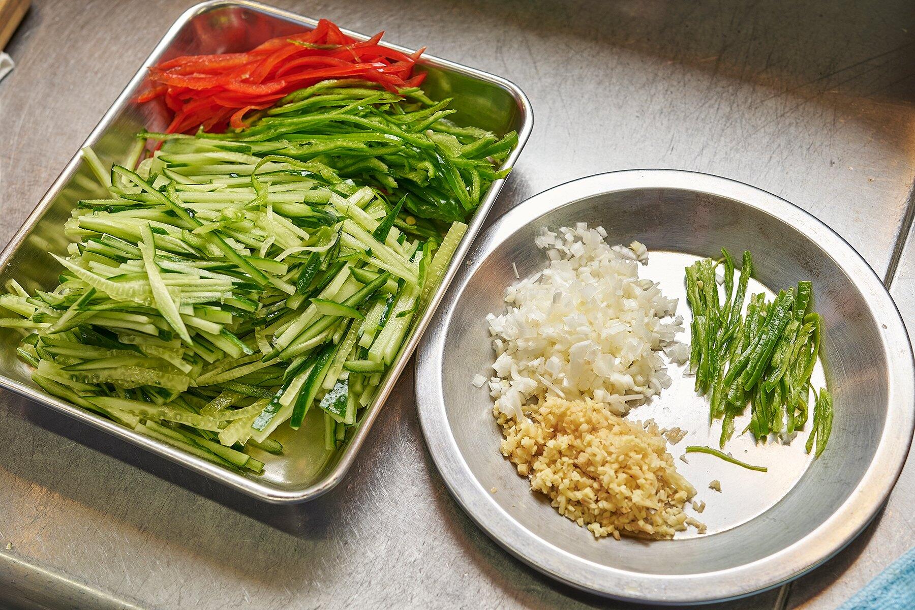 野菜を切る