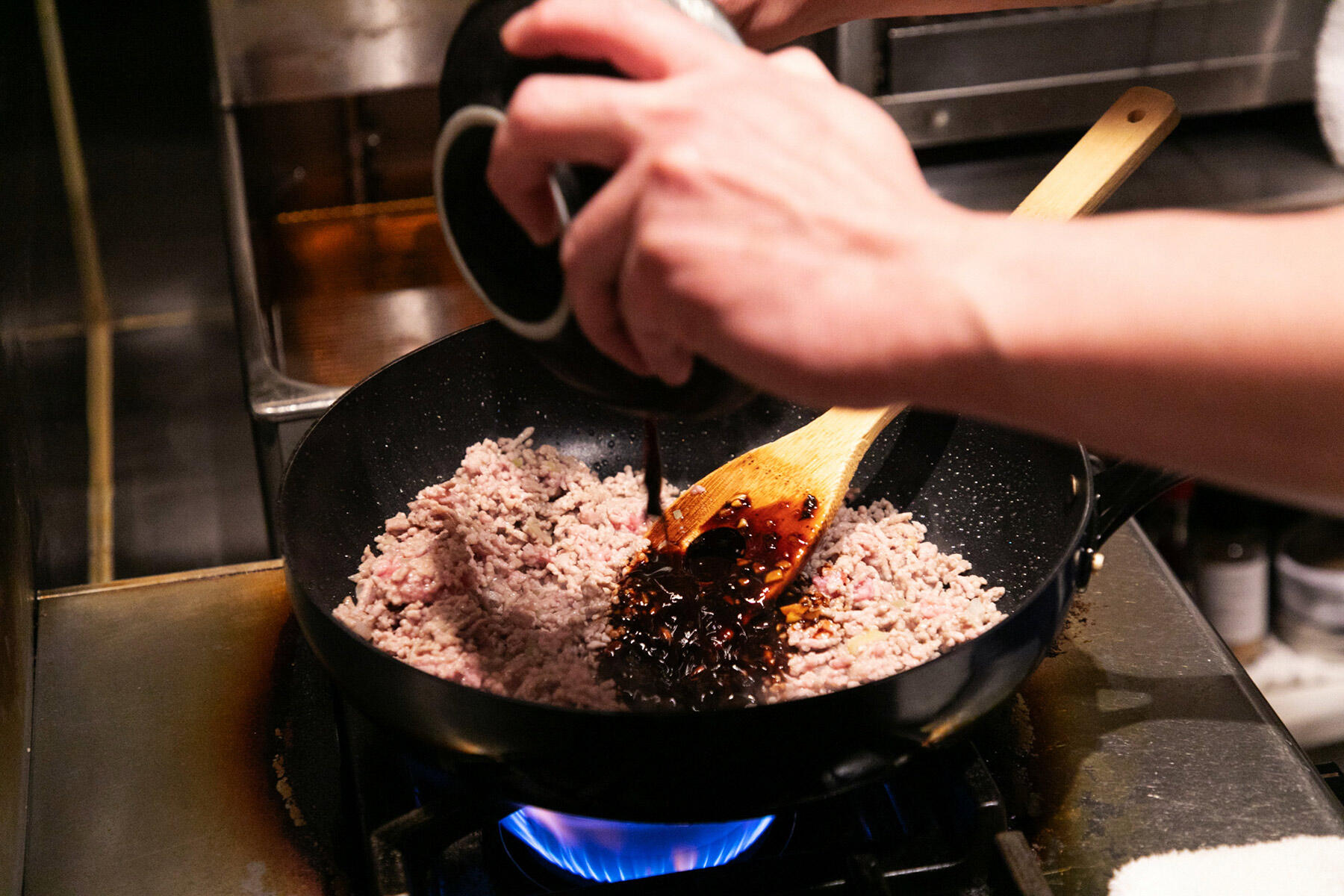 麻婆ソースと鶏がらスープを投入