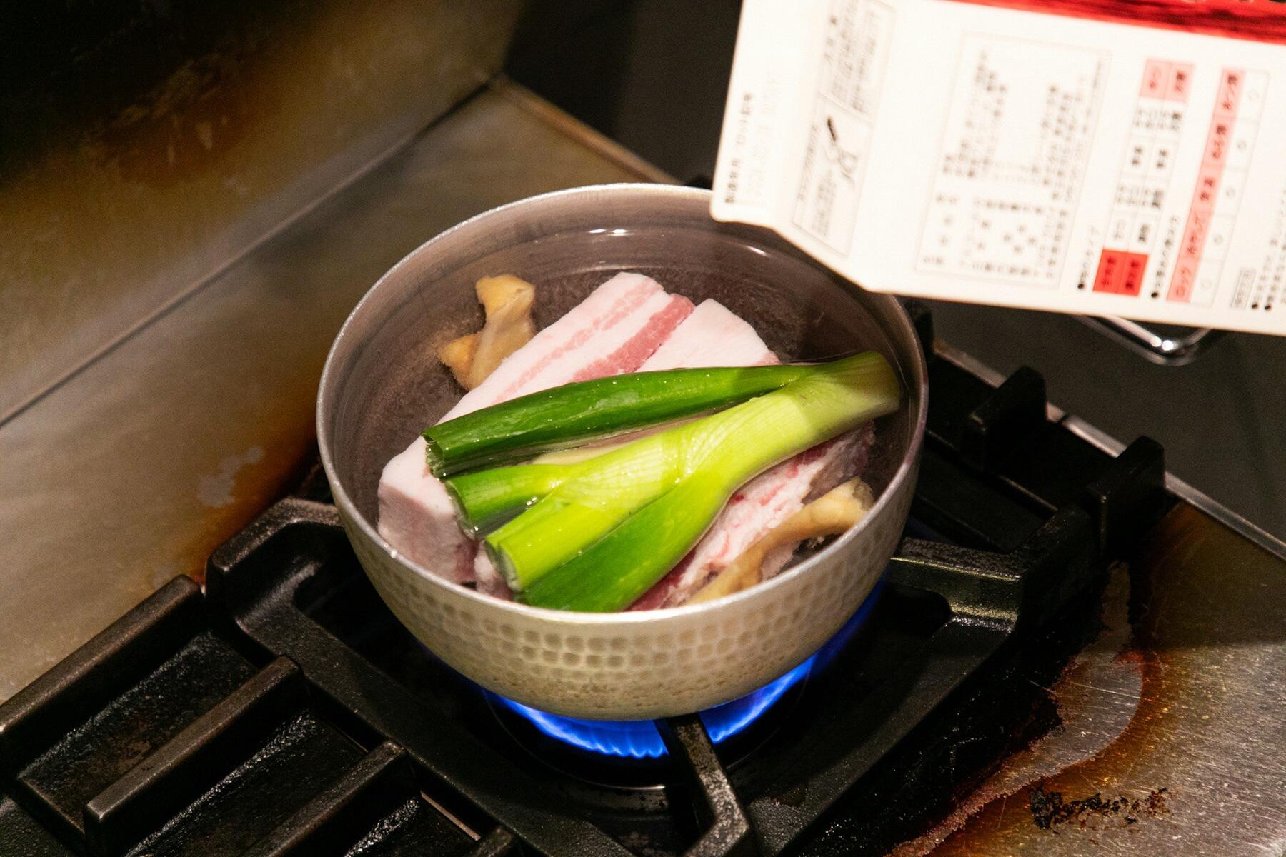 豚バラ肉を煮る①