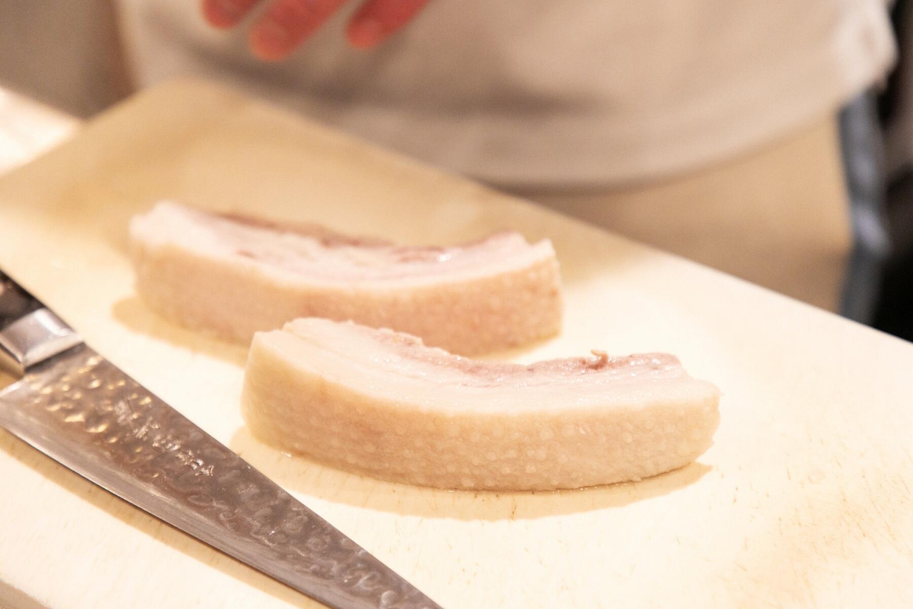 煮豚をカットする