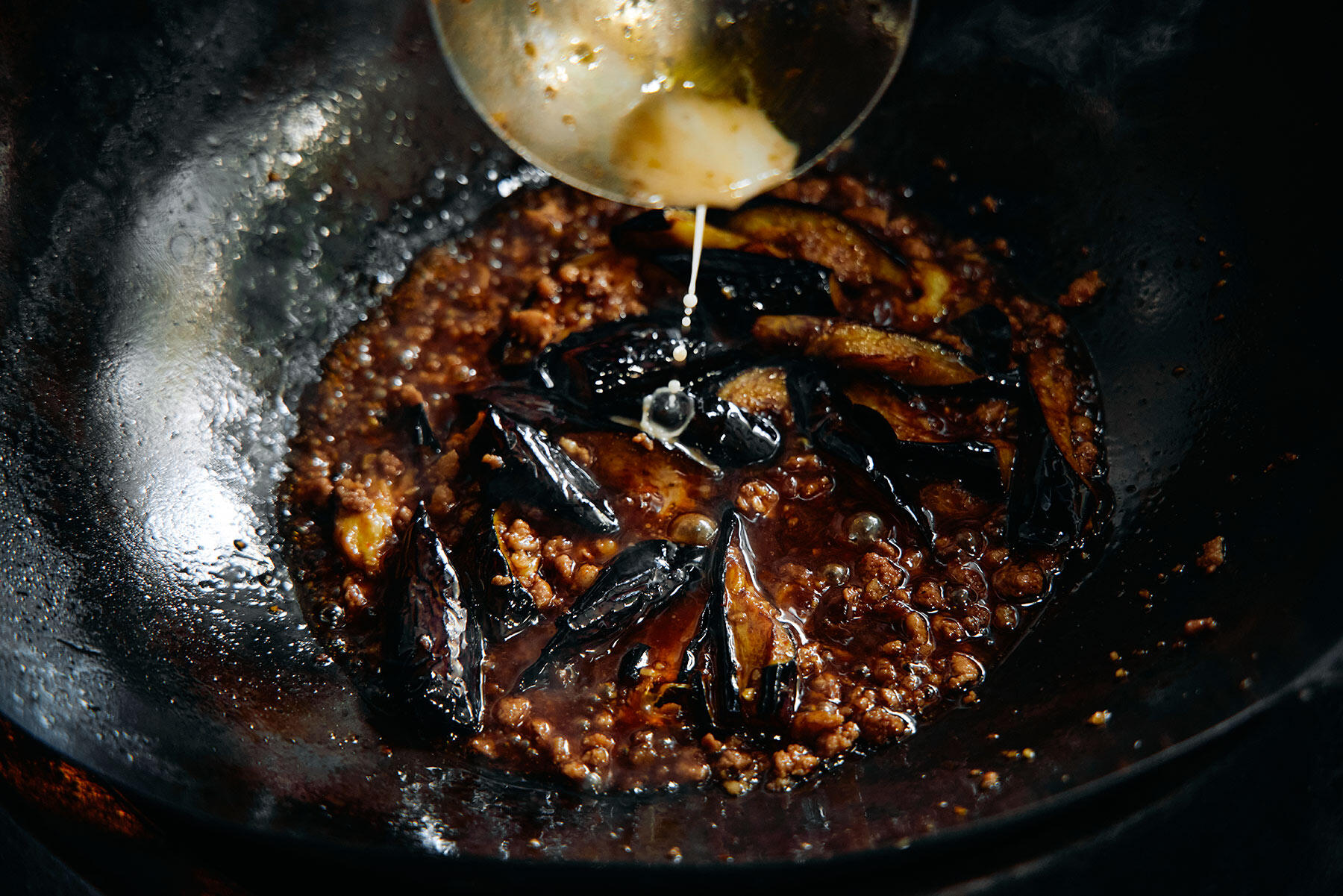 なすを加えて仕上げる