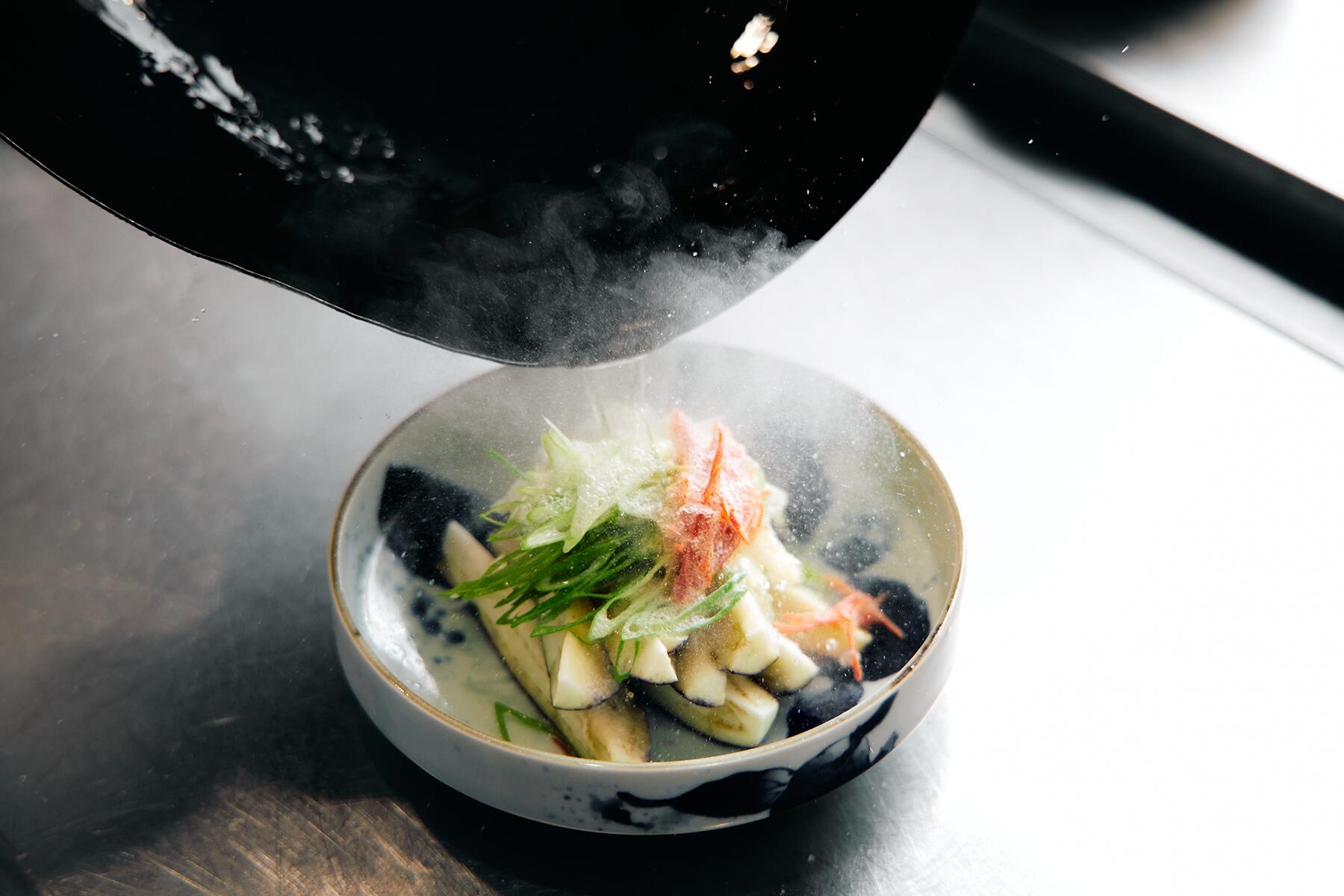 アツアツの油をかける