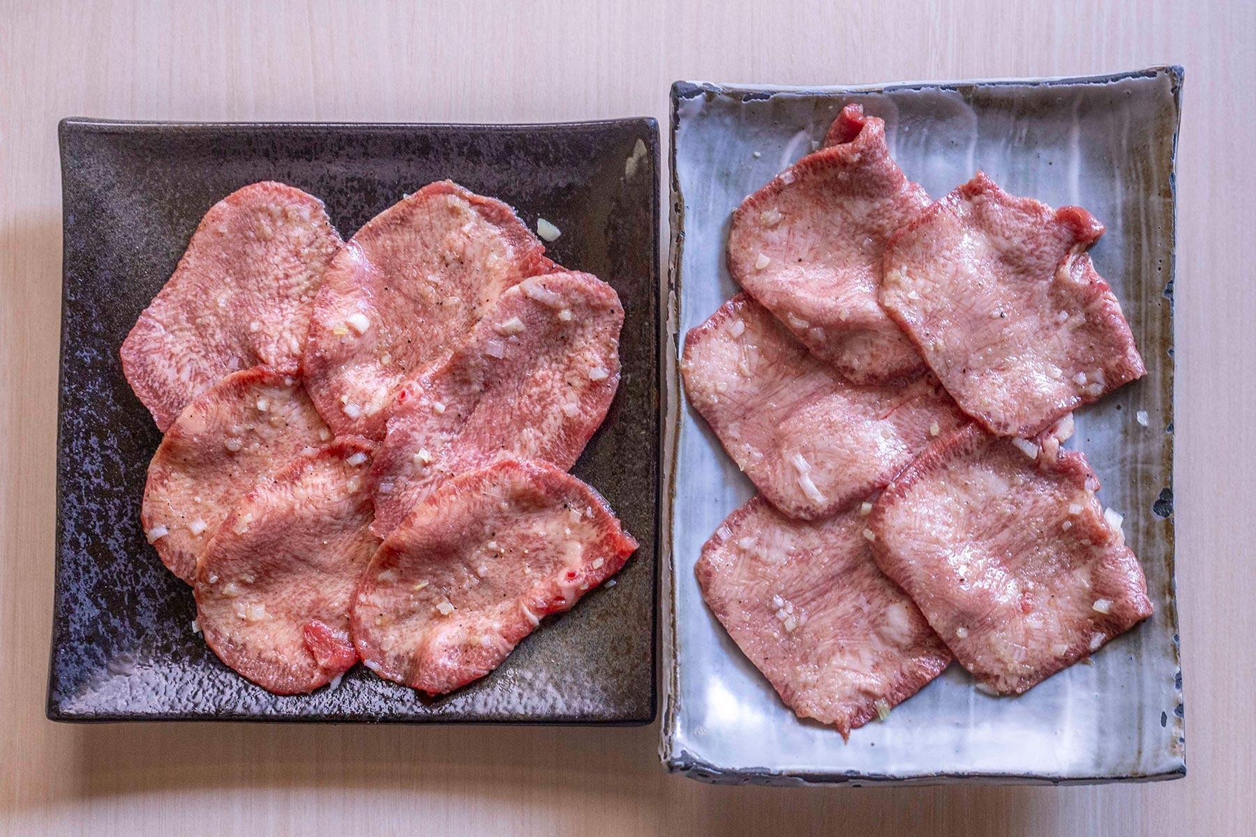 ウルグアイ産のタン塩1,280円(左)とオーストラリア産の上タン塩1,880円。