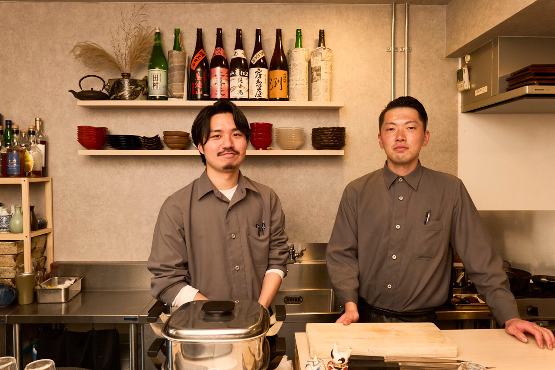 店主の宮里常嗣さんと料理長の眞壁徹さん