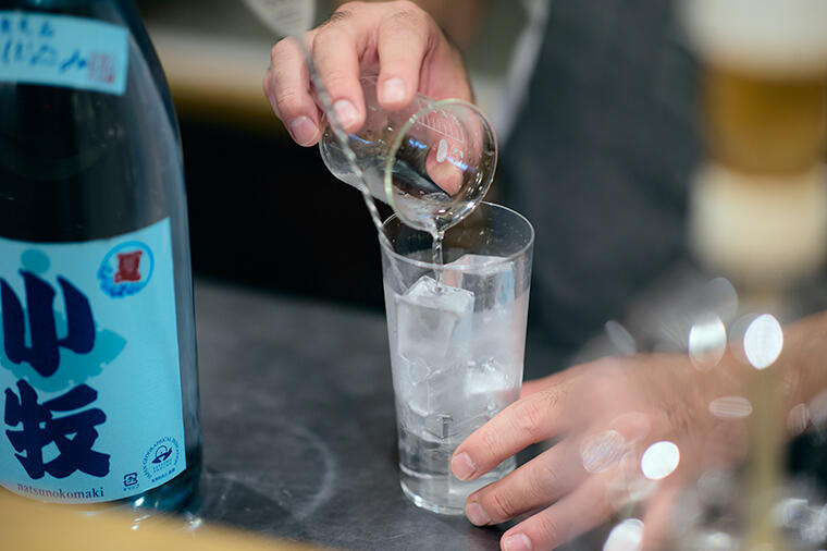 グラスに焼酎を注ぐ