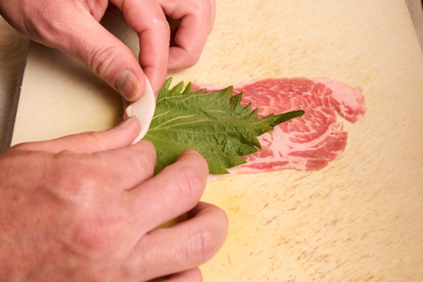 豚肉を巻く