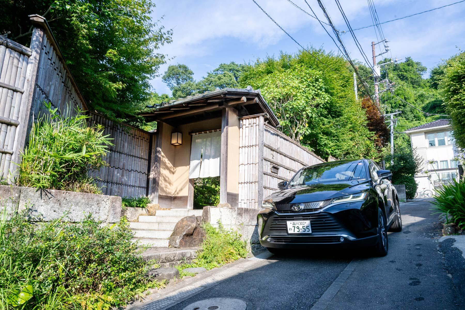 レストラン外観と車