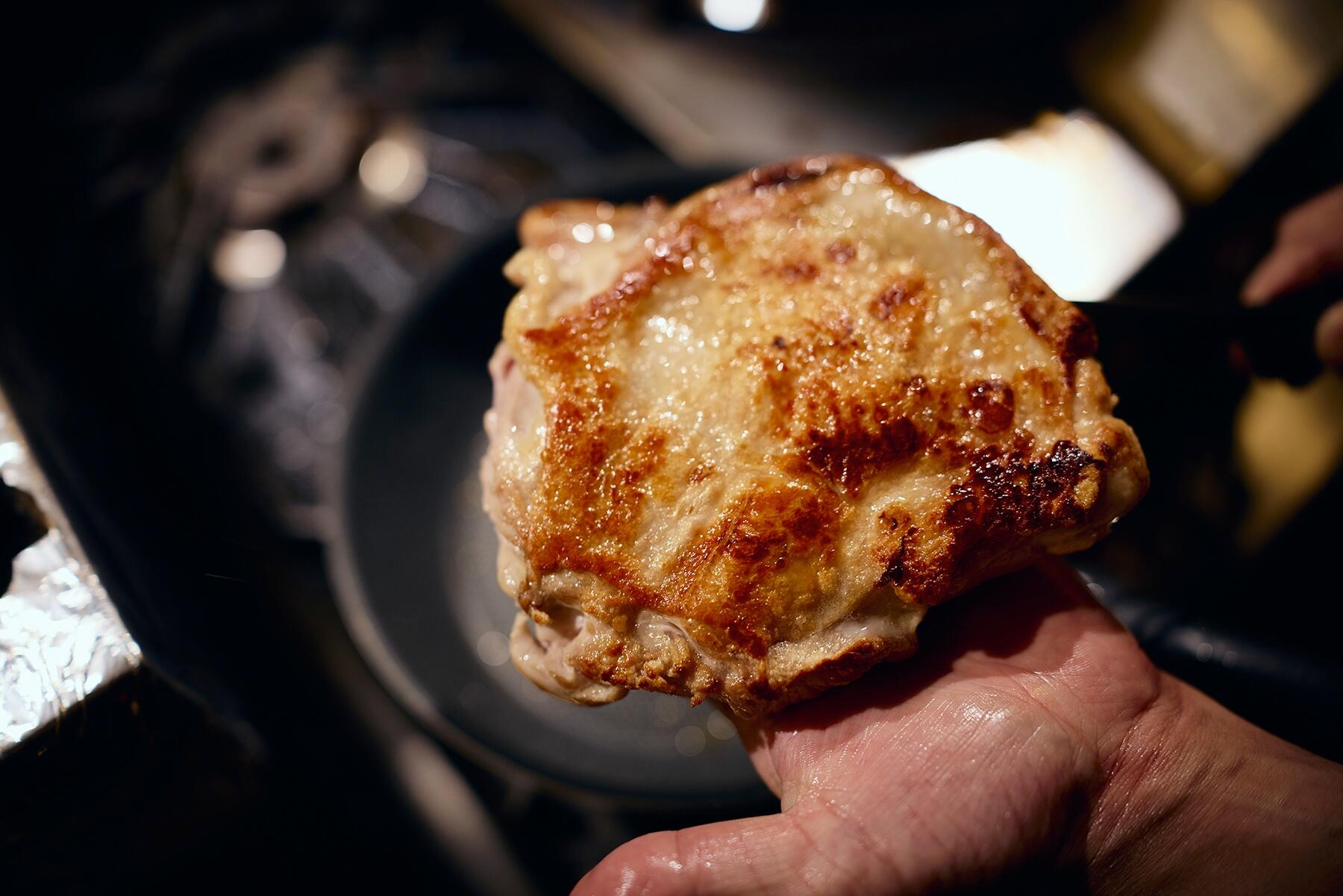 フライパンで鶏肉の皮目を焼く