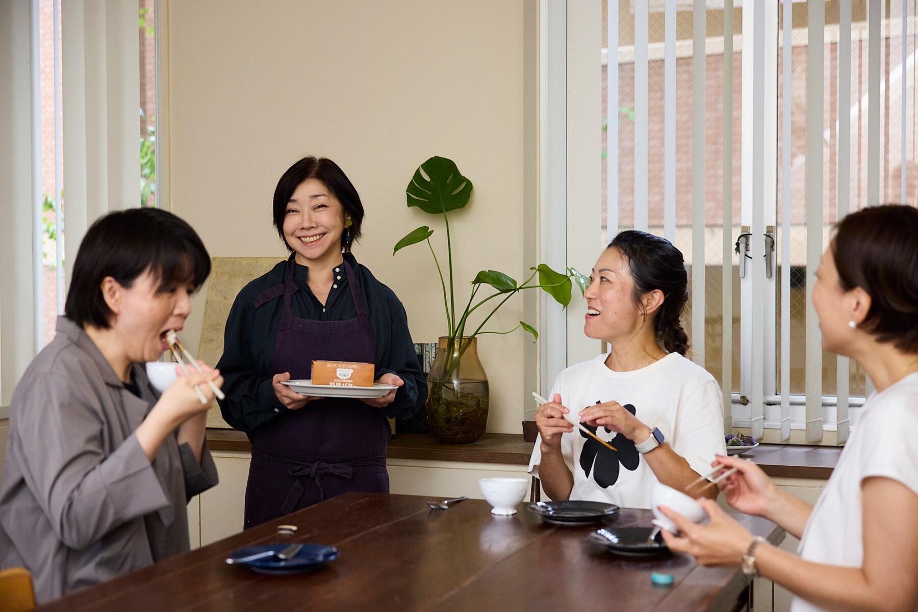 平野由希子さんとdancyu食いしん坊倶楽部メンバー3人