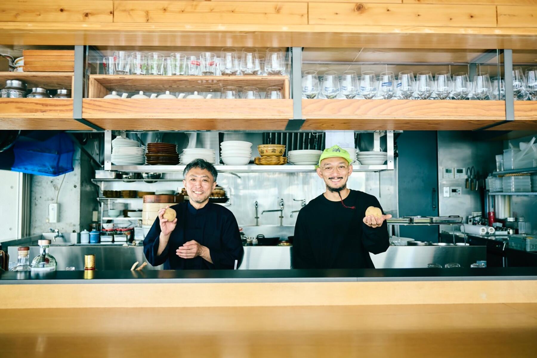 西荻窪「ビストロシノワ YASMIN」オーナーシェフ佐藤恭生さん(左)と富ヶ谷「Sakeria 酒坊主」店主・前田朋さん