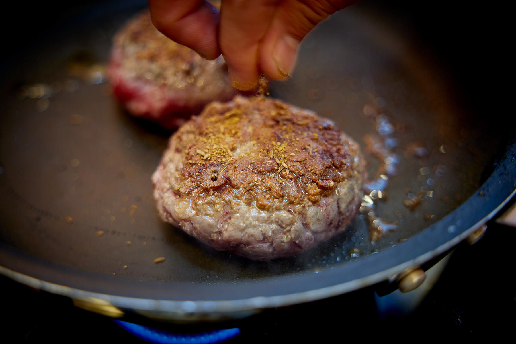 肉を焼く